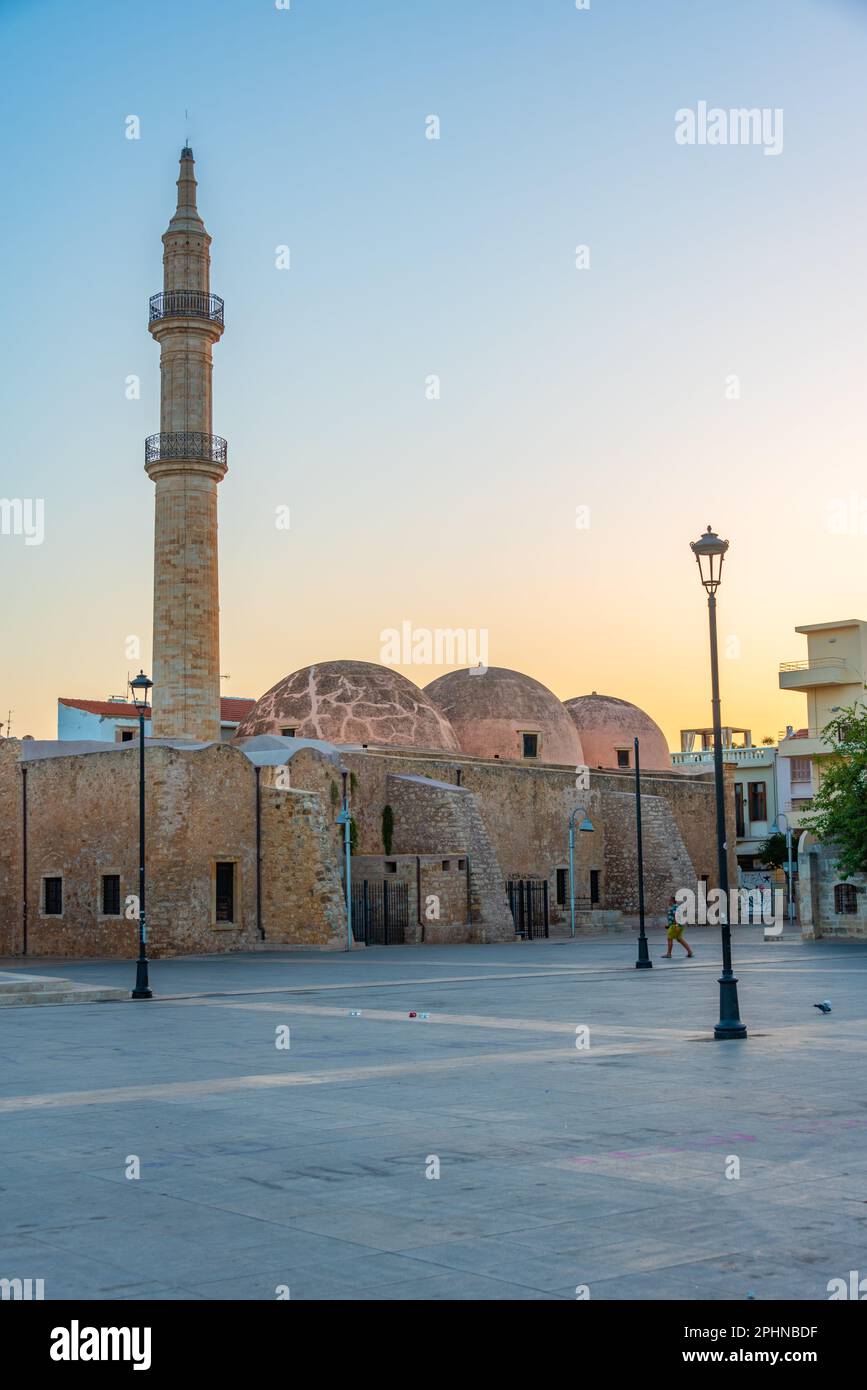 Blick auf die Neratze Moschee bei Sonnenaufgang in der griechischen Stadt Rethimno. Stockfoto