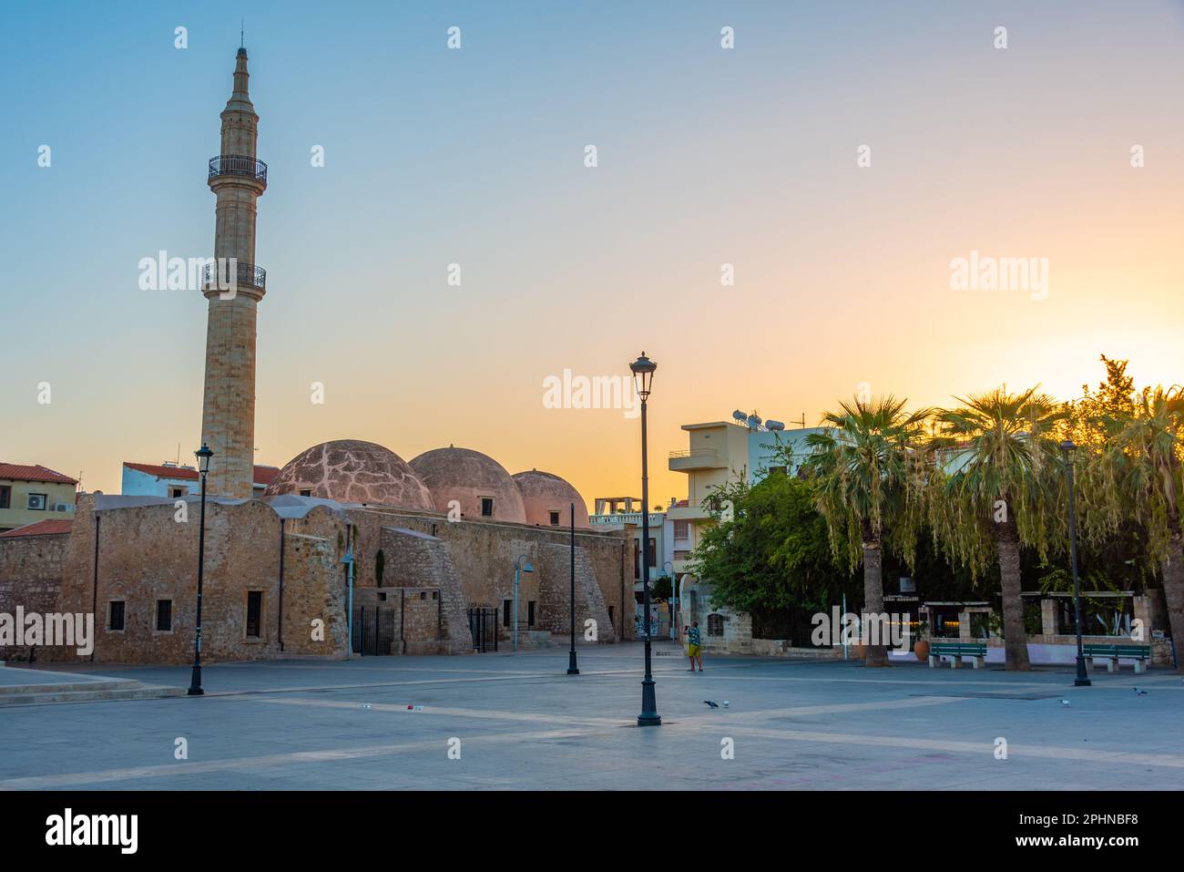 Blick auf die Neratze Moschee bei Sonnenaufgang in der griechischen Stadt Rethimno. Stockfoto