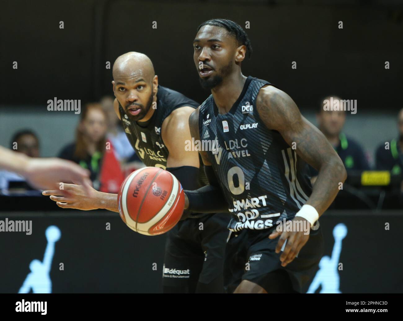 Jonah MATHEWS und Alex TYUS von LDLC ASVEL während des French Cup, Top 8, Viertelfinals Basketballspiels zwischen LDLC ASVEL und Cholet Basket am 18. März 2023 in der Arena Loire in Trelaze, Frankreich – Photo Laurent Lairys/DPPI Stockfoto