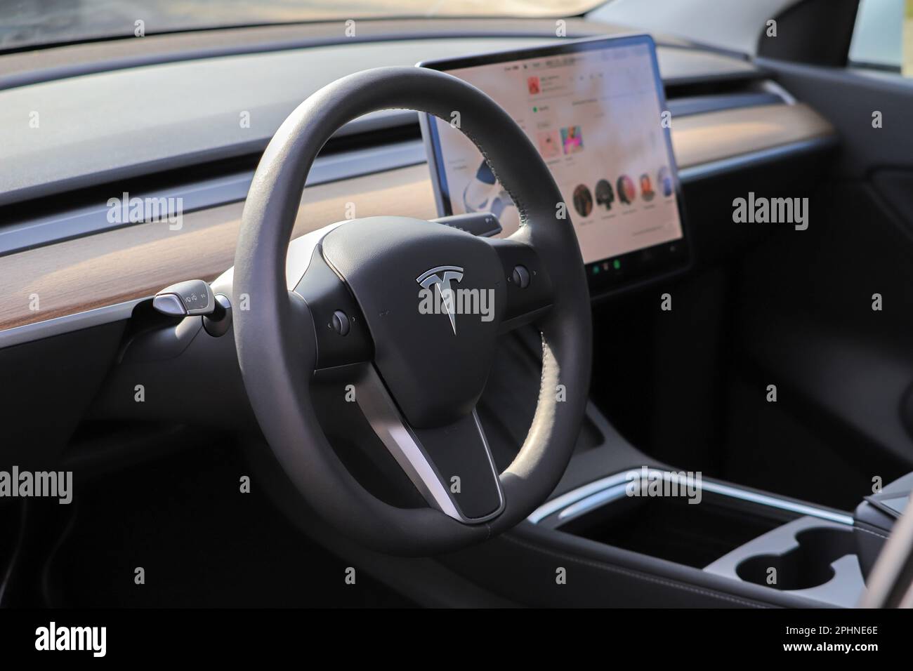 Fahrersitz des Innenwagens Tesla Model Y Stockfoto