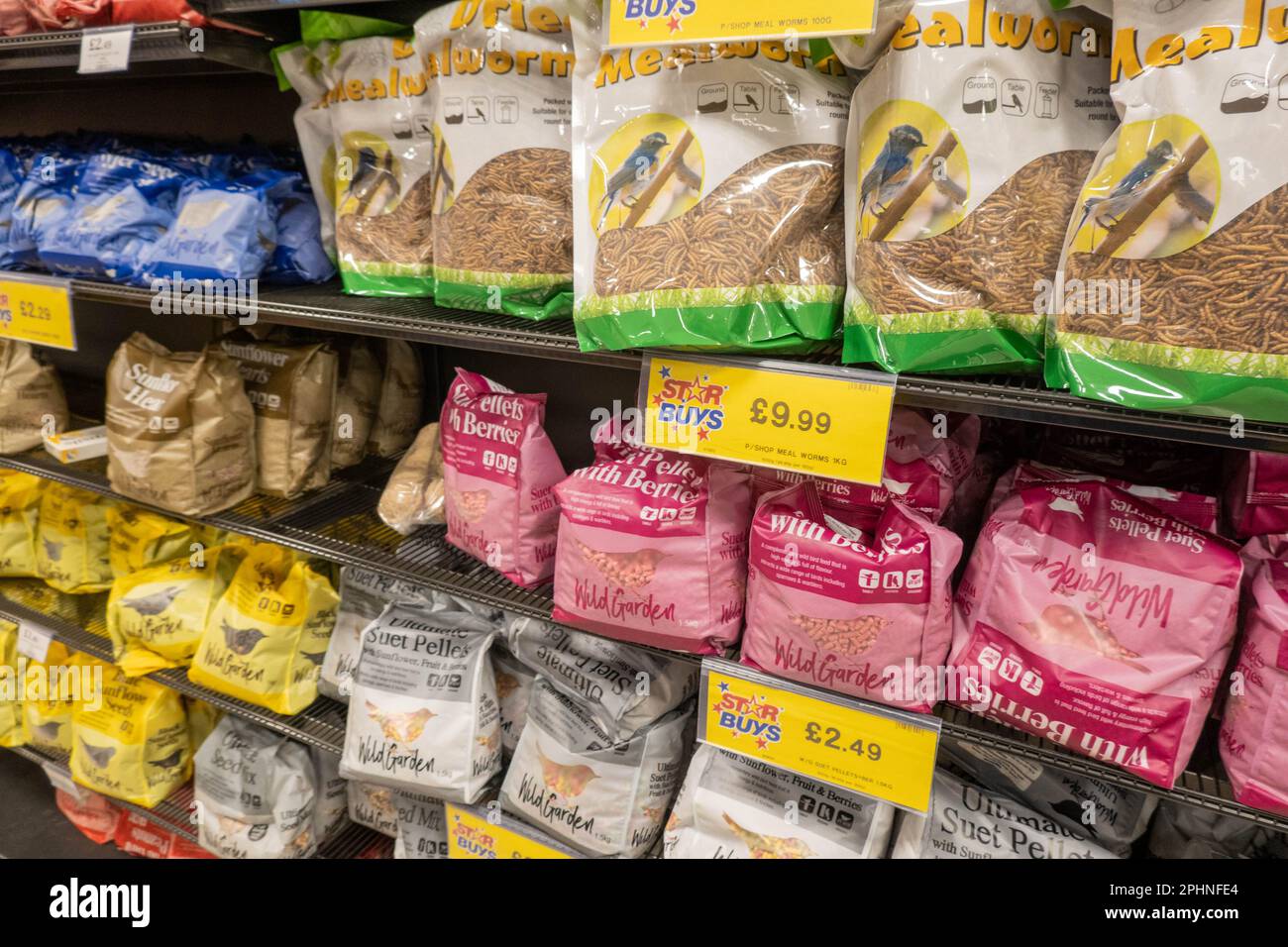 Ein Blick auf Wildvogelfutter, das in einem Regal in einem Supermarkt verkauft wird Stockfoto