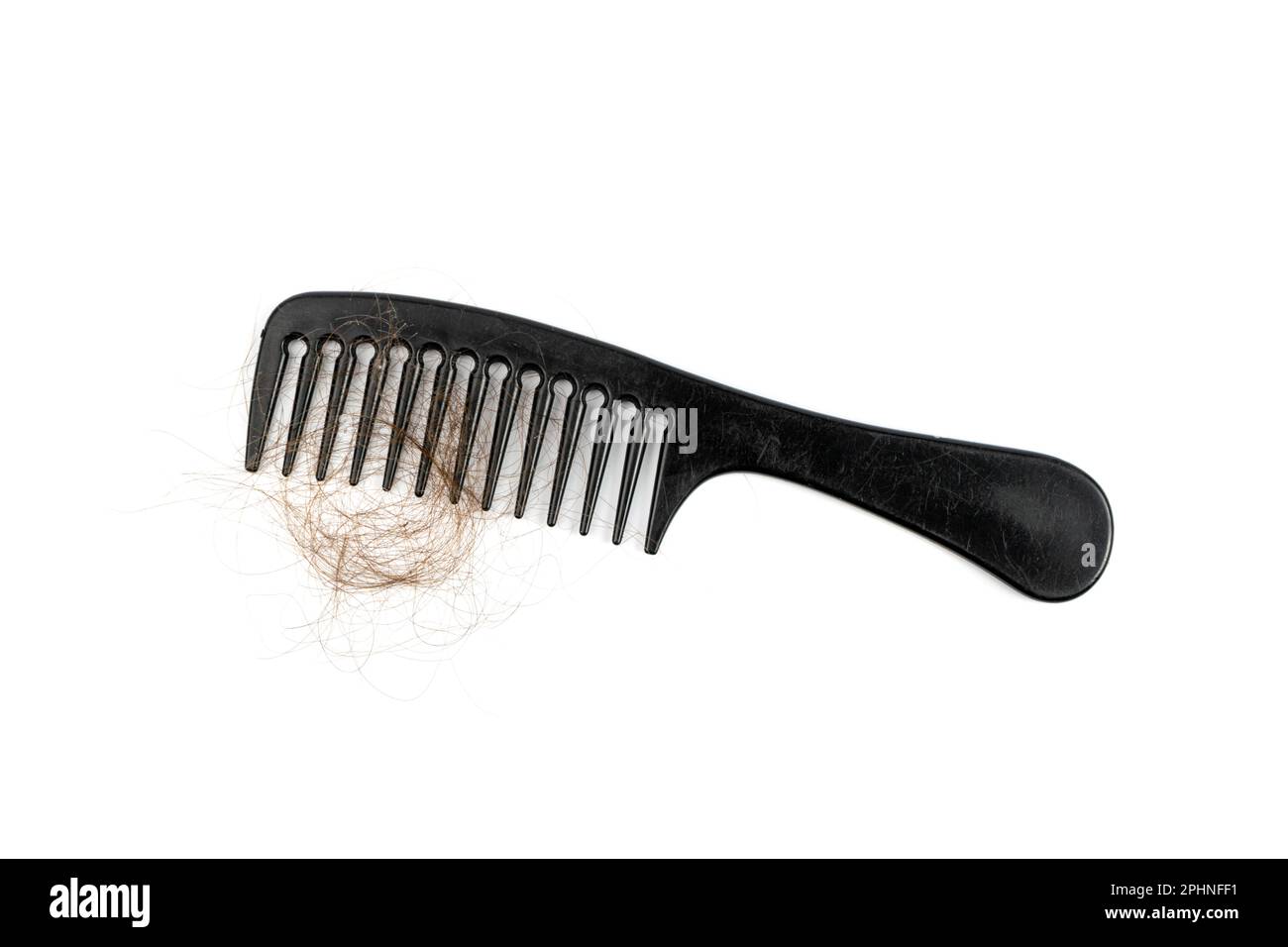 Kamm mit Haarausfall isoliert, Haarfall auf Bürste, Kopfhaut Gesundheitspflege, Haarausfall, Glatze, Alopezie Problemkonzept Stockfoto