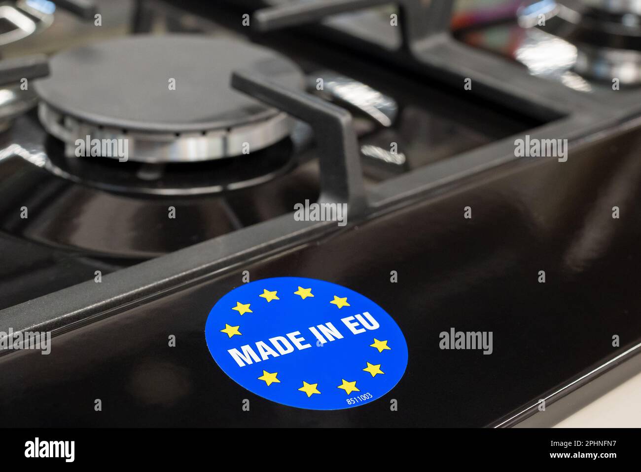 Made in Europe – Aufkleber der Europäischen Union auf dem Produkt im Elektronikgeschäft. Konzept für Fabrik, Fertigung und Produktionsland. Minsk, Belarus, 2023 Stockfoto