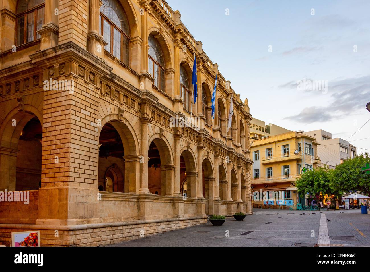 Blick auf den Sonnenaufgang auf das venezianische Loggia-Gebäude in der griechischen Stadt Heraklion auf Kreta. Stockfoto
