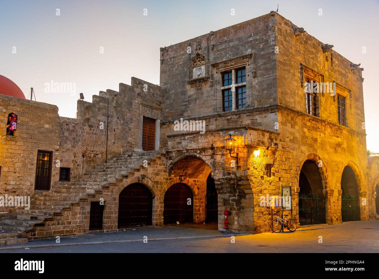Sonnenaufgang auf ein historisches Gebäude am Hippokrates-Platz in Rhodos, Griechenland. Stockfoto