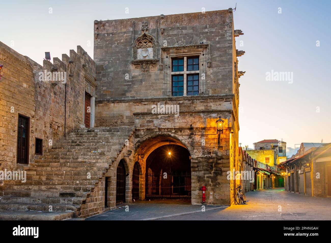 Sonnenaufgang auf ein historisches Gebäude am Hippokrates-Platz in Rhodos, Griechenland. Stockfoto