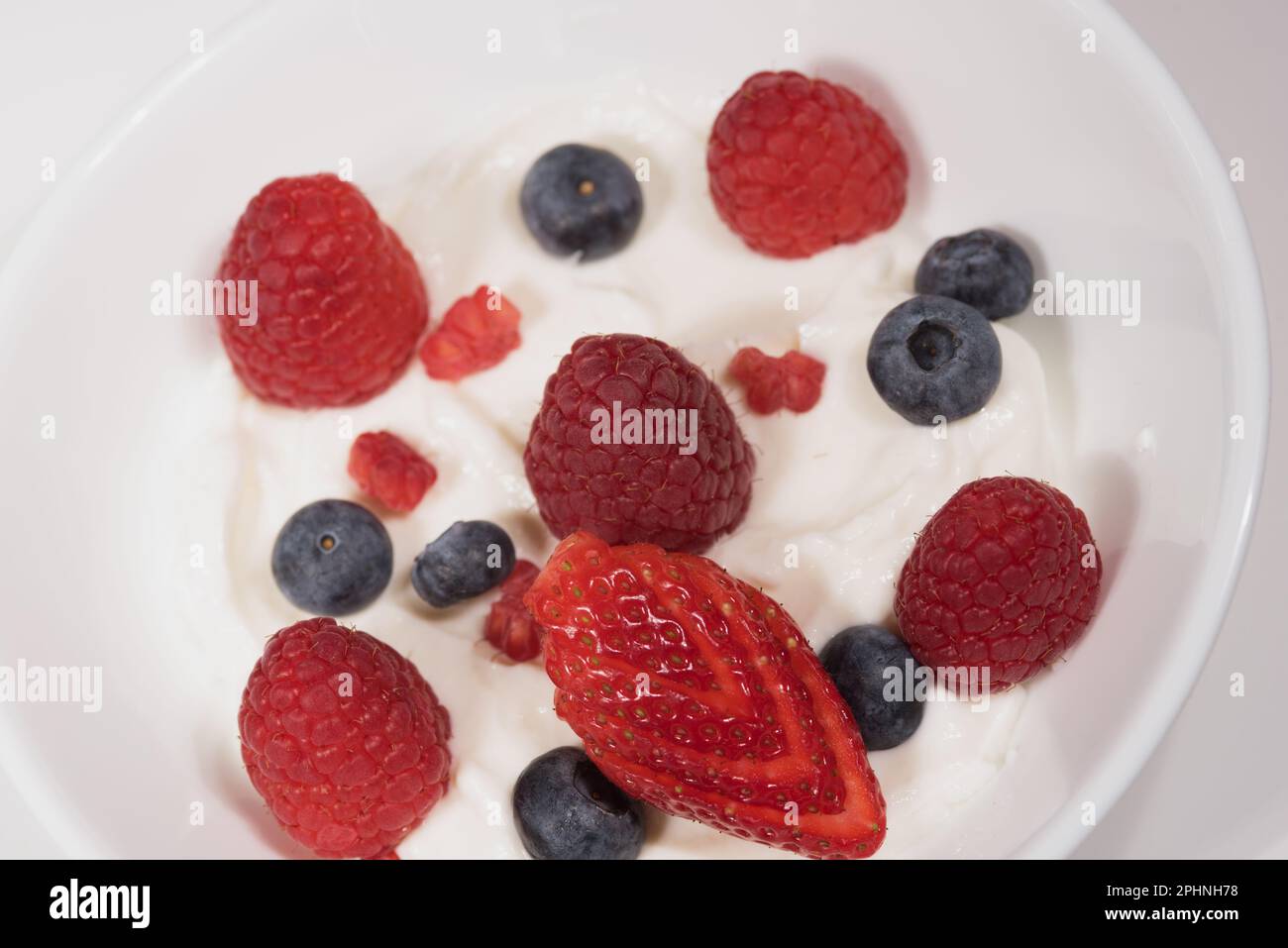primo Piano di Frutti rossi, foto Macro A Lamponi mirtilli e fragole Stockfoto