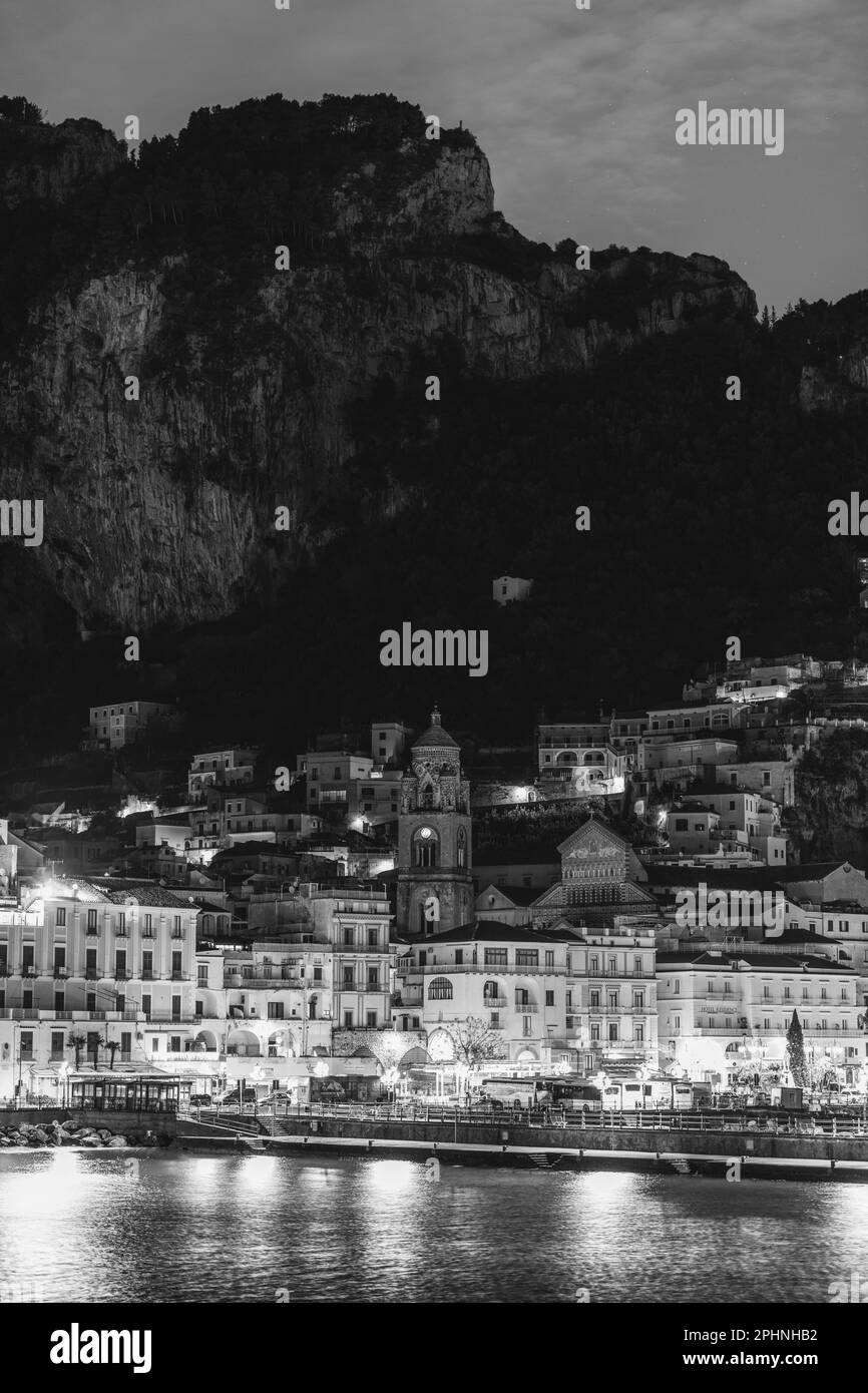 Blick auf amalfi, amalfiküste, kathedrale von amalfi, Meer, Ruhe an der amalfiküste und Symbole der mediterranen Kultur, neapel, salerno, positano. Stockfoto