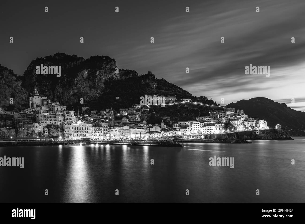 Blick auf amalfi, amalfiküste, kathedrale von amalfi, Meer, Ruhe an der amalfiküste und Symbole der mediterranen Kultur, neapel, salerno, positano. Stockfoto