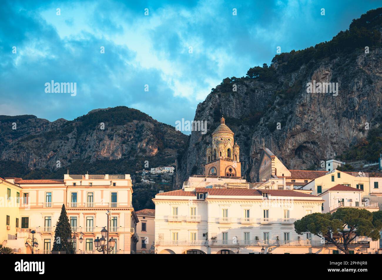 Blick auf amalfi, amalfiküste, kathedrale von amalfi, Meer, Ruhe an der amalfiküste und Symbole der mediterranen Kultur, neapel, salerno, positano. Stockfoto