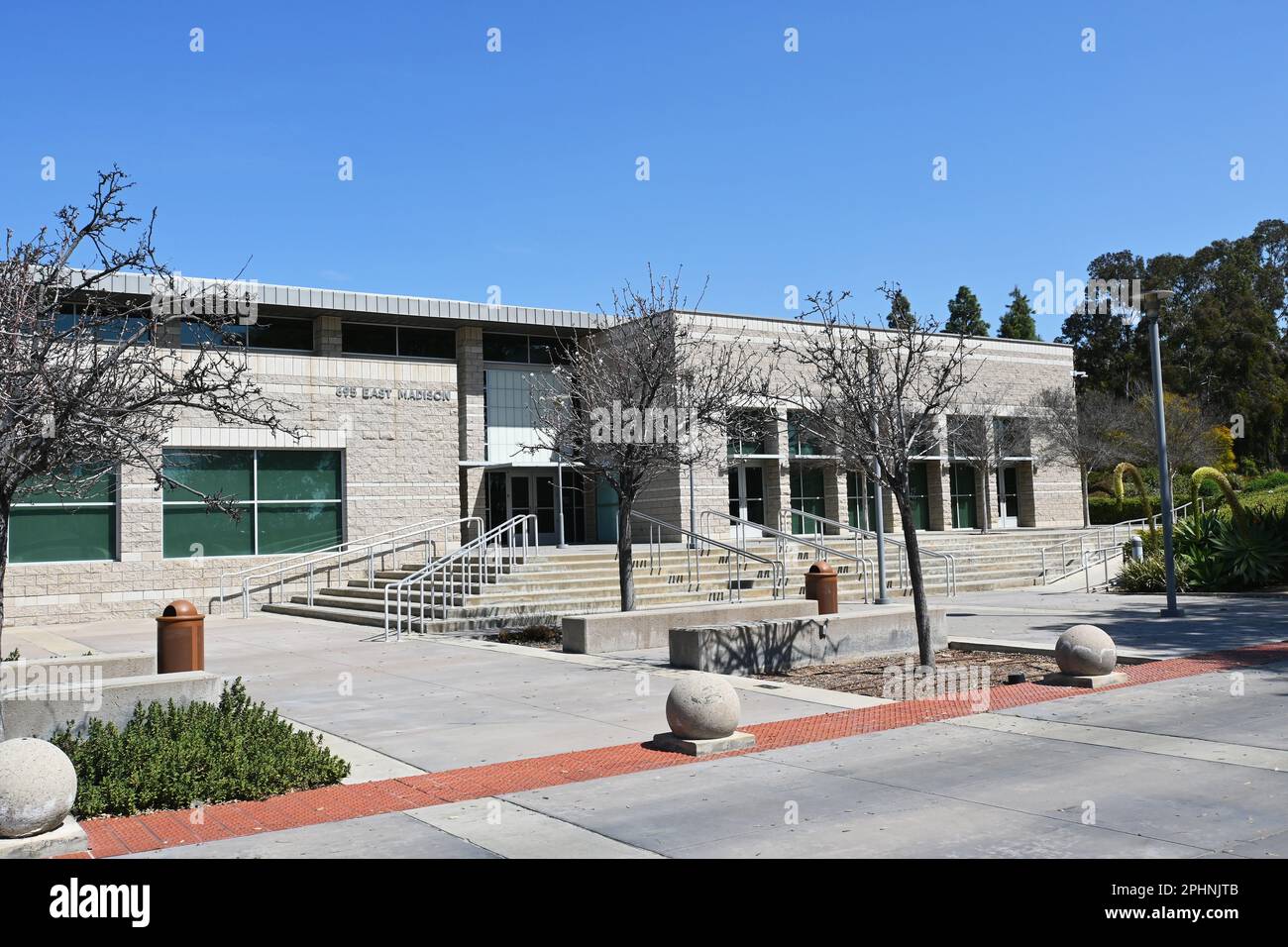 BREA, KALIFORNIEN - 28. MÄRZ 2023: Das Brea Community Center ist eine Mehrzweckeinrichtung, die Programme wie Tagesbetreuung, Sport für Erwachsene und Teenager und Nachtschule anbietet Stockfoto