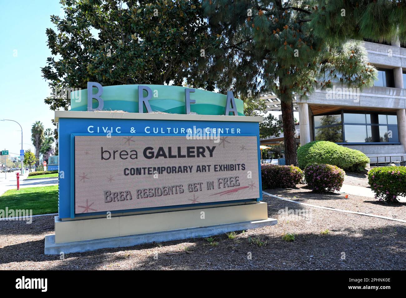 BREA, KALIFORNIEN - 28. MÄRZ 2023: Elektronisches Schild am Brea Civic and Cultural Center Stockfoto