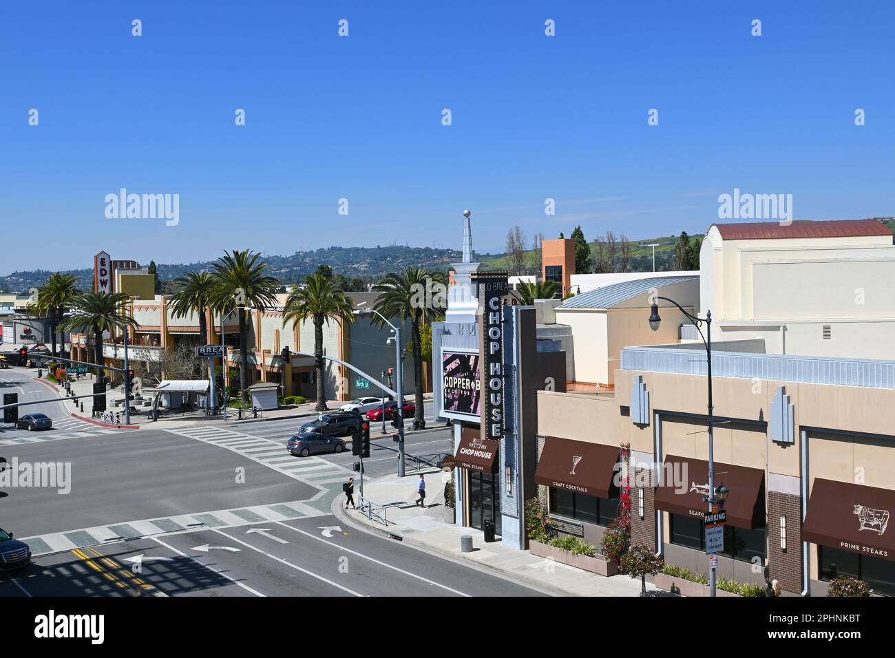 BREA, KALIFORNIEN - 28. MÄRZ 2023: Überblick über Downtown Brea mit Chop House, Improv und Edwards Cinemas. Stockfoto