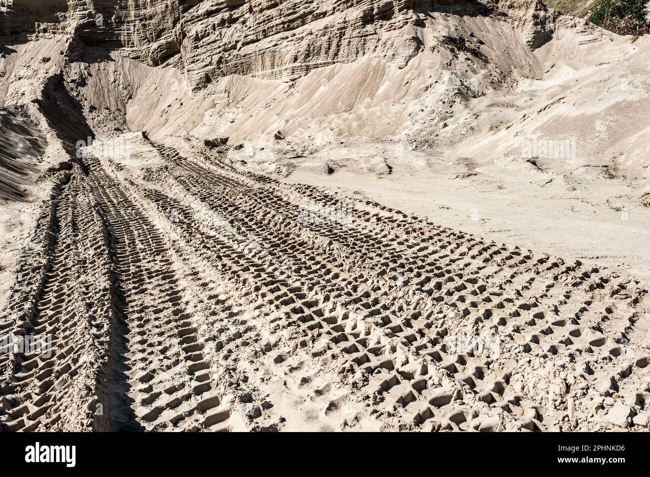 Earth mover Reifenspuren im Sand Stockfoto