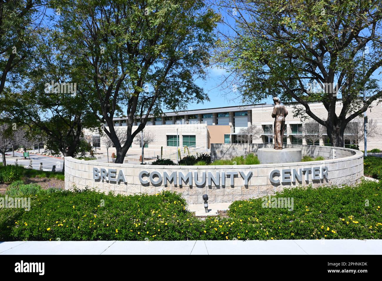 BREA, KALIFORNIEN - 28. MÄRZ 2023: Schild- und Quintessenzskulptur im Brea Community Center, eine Mehrzweckeinrichtung. Stockfoto