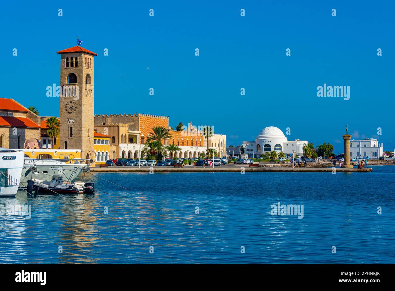 Kirche der Verkündigung von Theotokos und Uferpromenade in Rhodos, Griechenland. Stockfoto