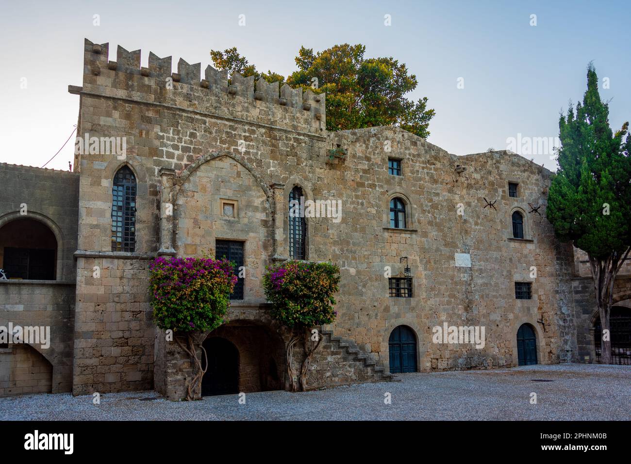 Waffenschrank und Krankenhaus 14. Jahrhundert auf dem Platz der hebräischen Märtyrer in der griechischen Stadt Rhodos. Stockfoto