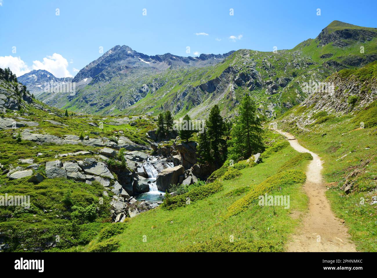 Gran Paradiso Nationalpark. Wanderweg im Valle di Bardoney, Aosta-Tal, Italien. Wunderschöne Berglandschaft an sonnigen Tagen. Stockfoto