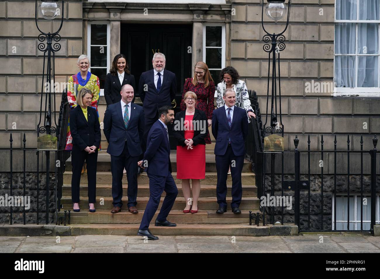 Angus Neil Model Neu gewählter erster Minister von Schottland Humza Yousaf (Mitte) mit ...