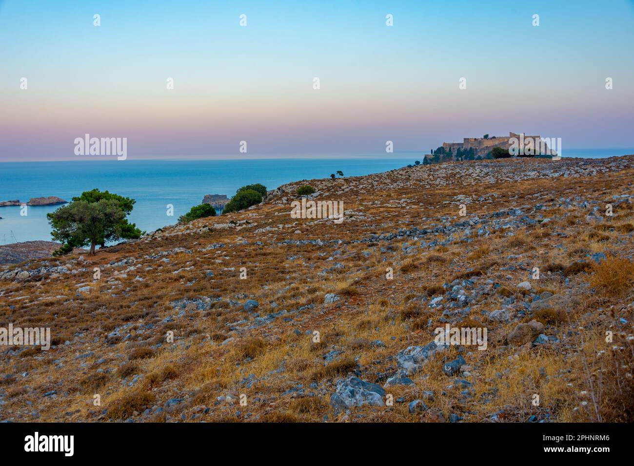 Sonnenuntergang über Lindos Akropolis auf der griechischen Insel Rhodos. Stockfoto