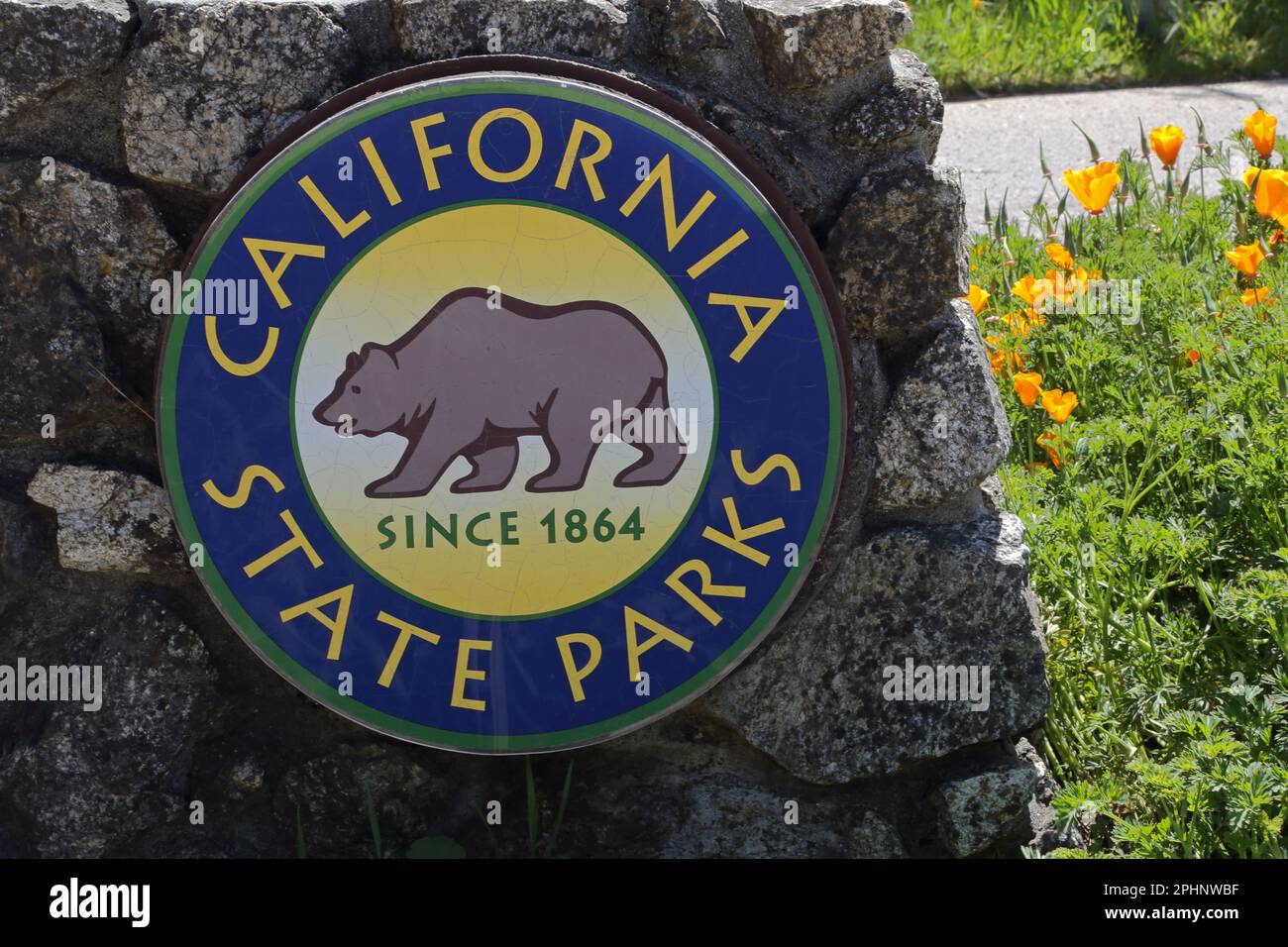 Big Sur, Kalifornien/USA - 3. April 2021: Ein California State Parks - seit 1864 ist am Eingang eines Parks ein Bear Logo zu sehen. Stockfoto