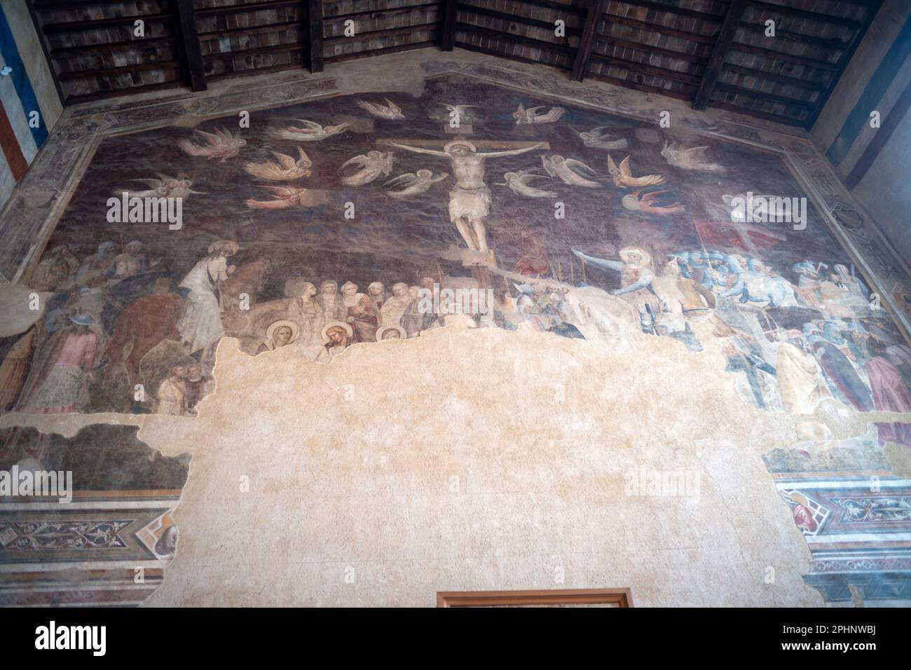 Fresko von Andrea Orcagna mit Darstellung der Kreuzigung und des letzten Abendmahls (1365) an der Wand des ehemaligen Refektoriums im Salvatore Romano Museum Stockfoto