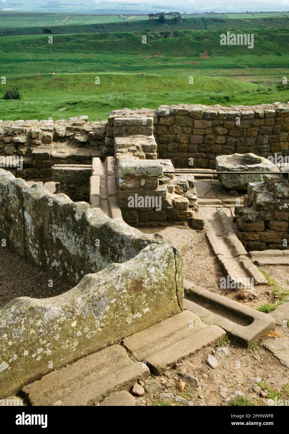 Hausmeister römisches Fort, Hadrians Mauer. Ecke aus Zisterne und Latrinen, erbaut am South East Angle Tower und der südlichen Vorhangwand. Stockfoto