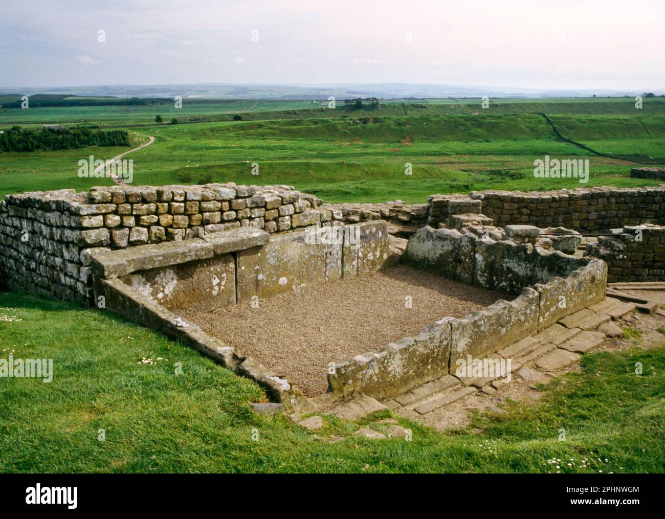 Regenwassertank am Fuße des South East Angle Tower, Housesteads Roman Fort, Hadrian's Wal. Stockfoto