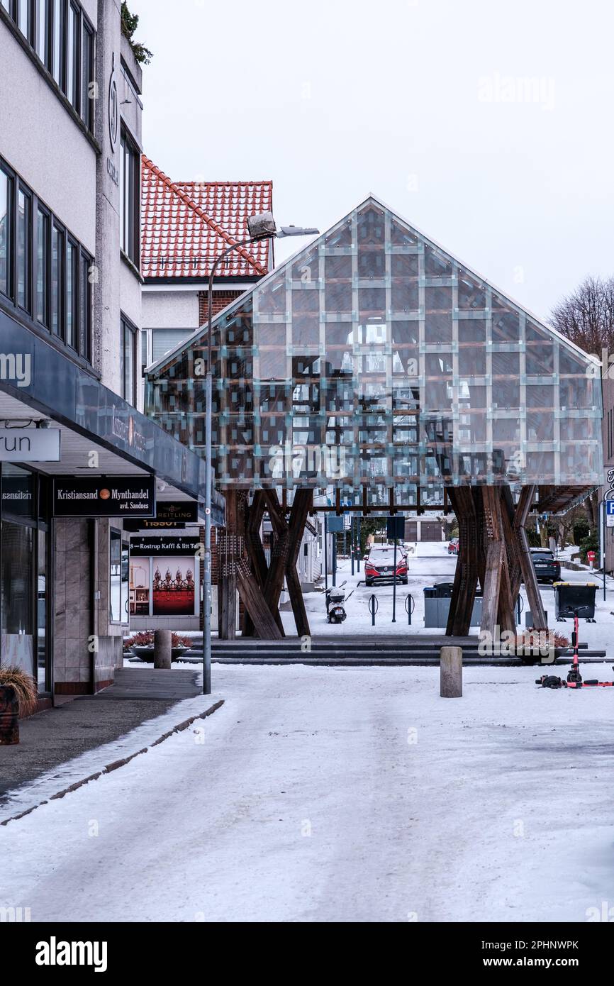 Sandnes, Norwegen, März 12 2023, Lantern Glass And Wood Structure Pavillion Sandnes Main Shopping Street Mit No People And Snow On The Ground Stockfoto