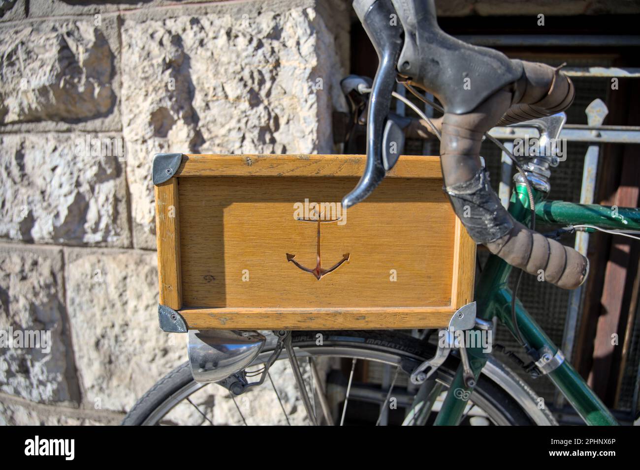 Der Anker wurde in einen Holzkasten auf einem Fahrrad geschnitzt Stockfoto
