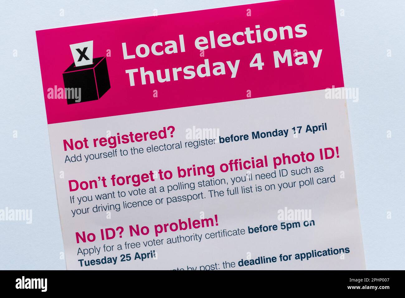Broschüre zu Kommunalwahlen, ratswahlen am 4. Mai 2023, England, Vereinigtes Königreich. Zur Erinnerung: Du benötigst jetzt einen Lichtbildausweis, um an einem Wahllokal abzustimmen Stockfoto