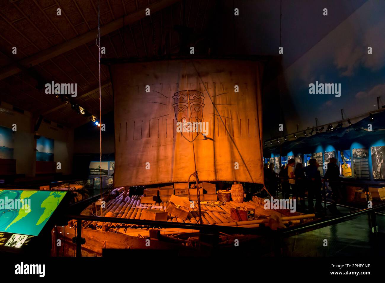 OSLO, NORWEGEN - 1. JULI 2016: Es ist eine Kopie des Floßes Ton-Tiki, auf dem Thor Heyerdahl einen transpazifischen Übergang machte. Stockfoto OSLO, NORWEGEN - 1. JULI 2016: Es ist eine Kopie des Floßes Ton-Tiki, auf dem Thor Heyerdahl einen transpazifischen Übergang machte. Stockfoto