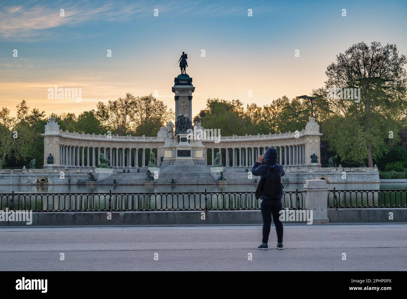 Madrid Spanien, die Skyline der Stadt bei Sonnenaufgang im El Retiro Park mit Touristenfrauen Stockfoto