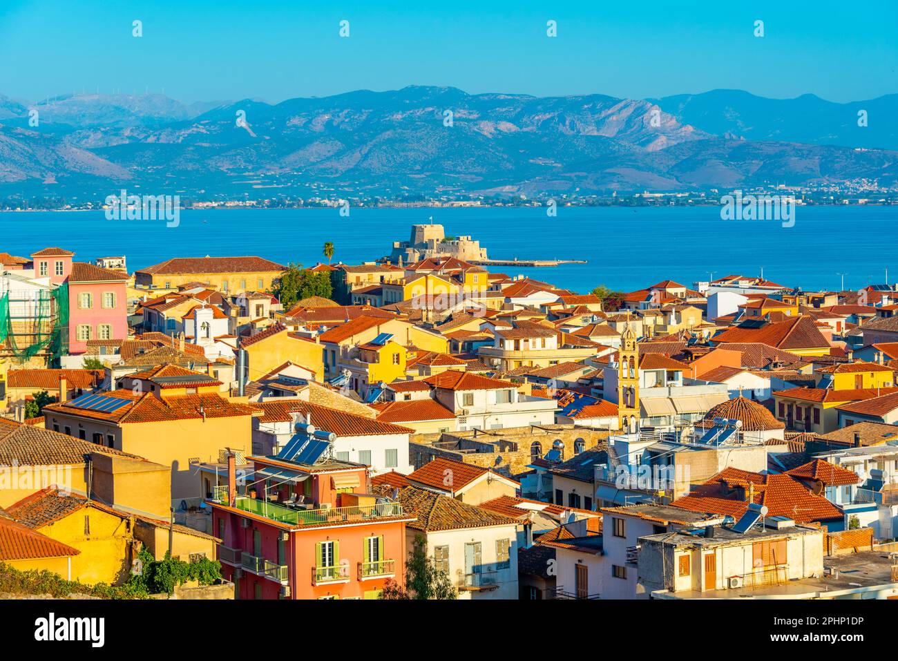 Blick auf die griechische Stadt Nafplio aus der Vogelperspektive. Stockfoto