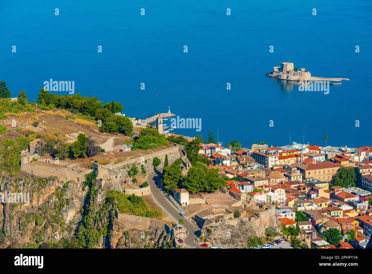 Panoramablick auf das Schloss Akronafplia und die Festung Bourtzi in Nafplio, Griechenland. Stockfoto