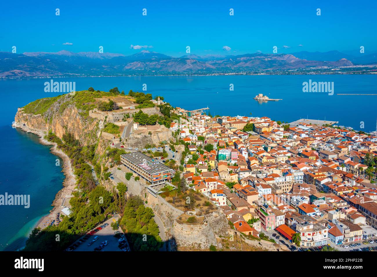 Blick auf die griechische Stadt Nafplio aus der Vogelperspektive. Stockfoto