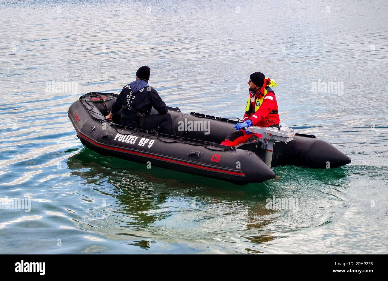 28. März 2023, München, Bayern, Deutschland: Ein bayerisches Polizeiboot, das mit Elektromotoren neu ausgestattet wurde und von dem die Polizei schwärmte, da die Leistung für die Anwendung perfekt war und eine „gute Investition in ihre Gesundheit und in die Umwelt“. Mitglieder der Dachau Bereitschaftspolizei (Dachau Police) absolvierten im Münchner Langwiedersee ein Tauchertraining. Während der Sitzungen nutzte die Polizei die kalten Bedingungen, um Zielobjekte unter Wasser zu finden und die Auswirkungen der Kälte auf den Körper, das räumliche Bewusstsein, die Fingerfertigkeit und die Ausdauer zu verstehen. Die Polizei hat auch getestet Stockfoto