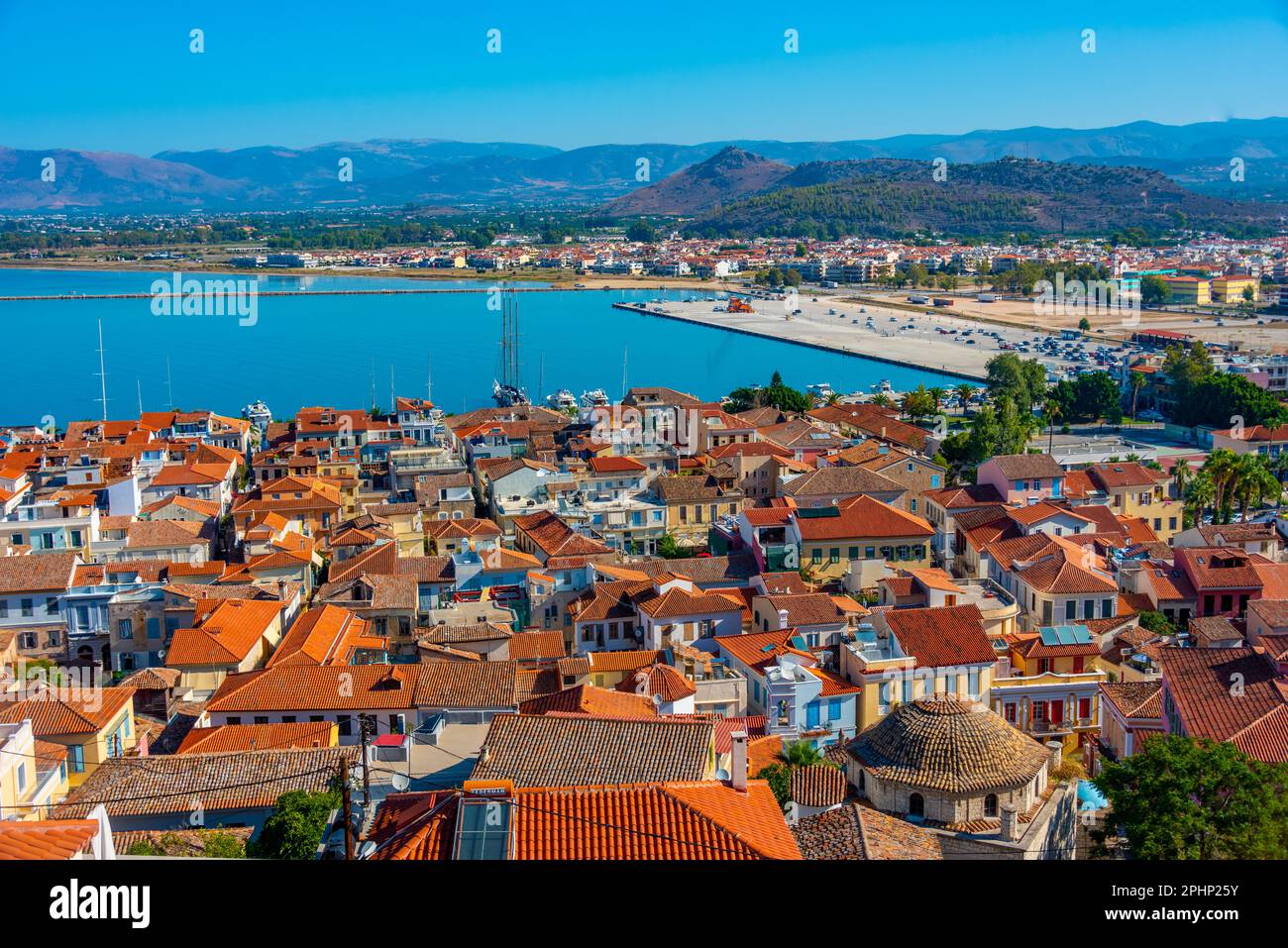 Blick auf die griechische Stadt Nafplio aus der Vogelperspektive. Stockfoto