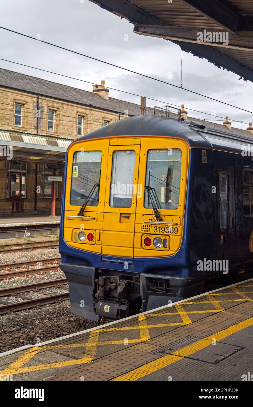 319369 auf Bahnsteig 1 in Preston. Mittwoch, 29. März 2023 Stockfoto