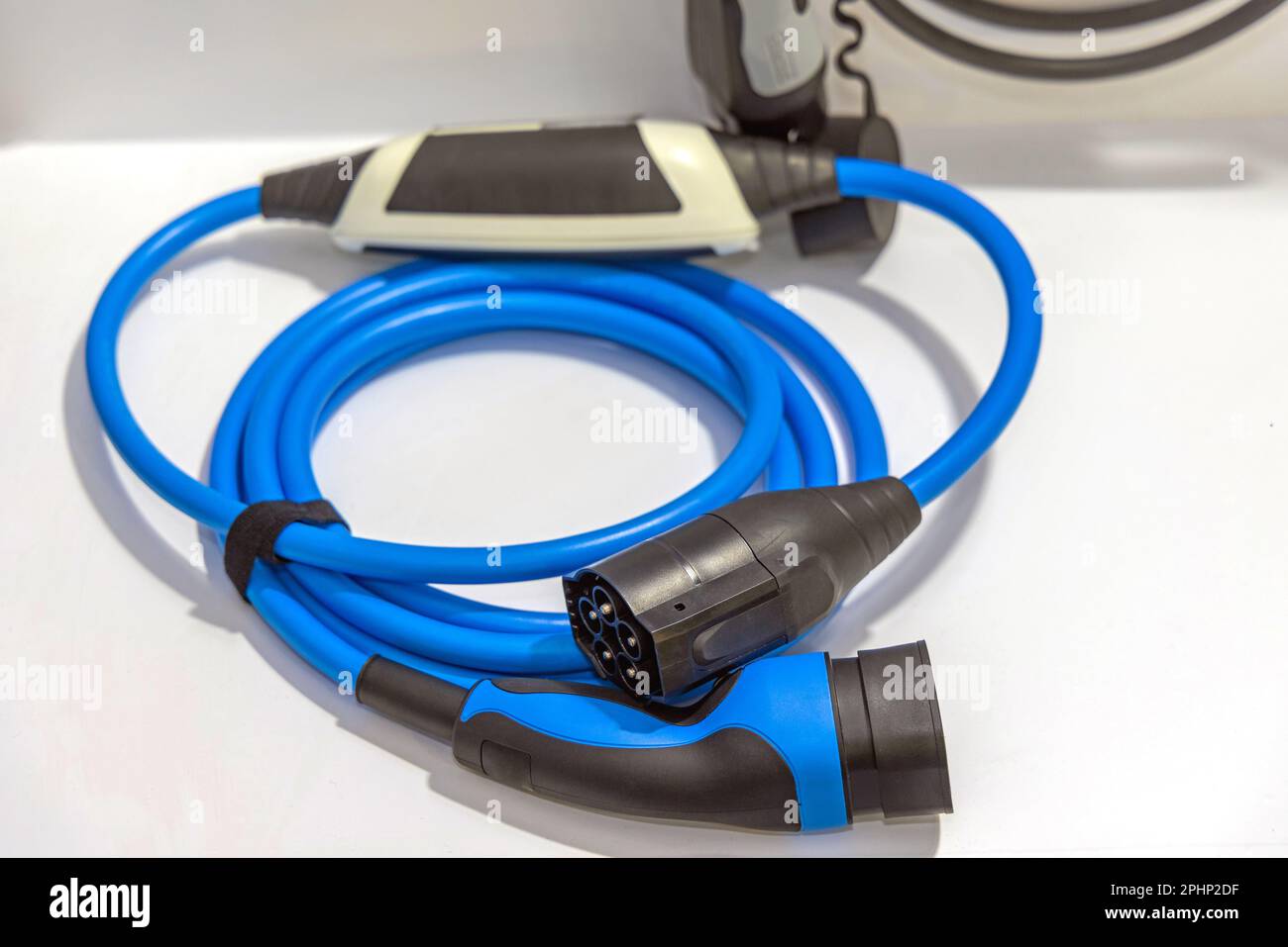 Blauer Kabelstecker für lange EV-Netzanschlüsse Stockfoto