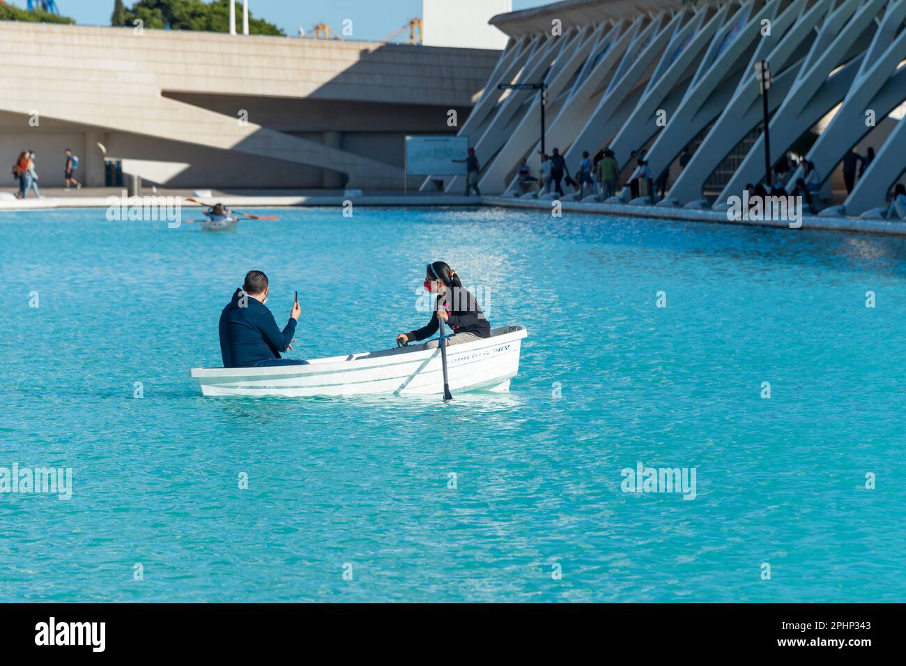 Ein paar Touristen in einem Ruderboot auf dem Wasser in der Stadt der Künste und Wissenschaften in valencia, Spanien Stockfoto