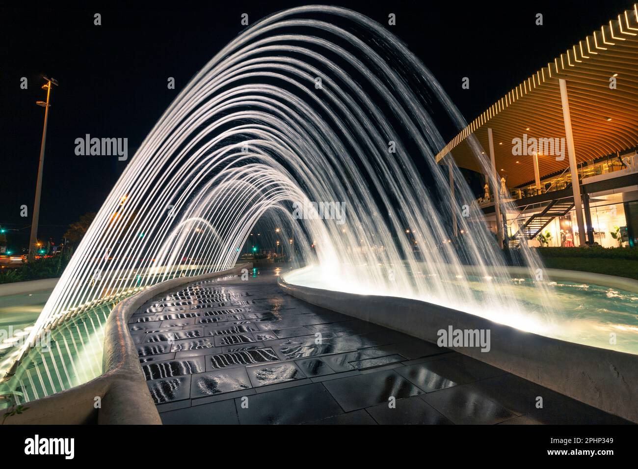 Außenansicht des vornehmen Saler Einkaufszentrums bei Nacht mit Springbrunnen, Valencia Spanien. Stockfoto