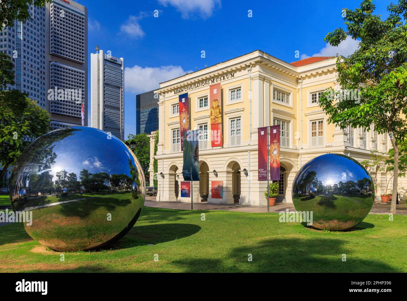 Spiegelbälle vor dem Asian Civilisations Museum, Empress Place, Singapur Stockfoto