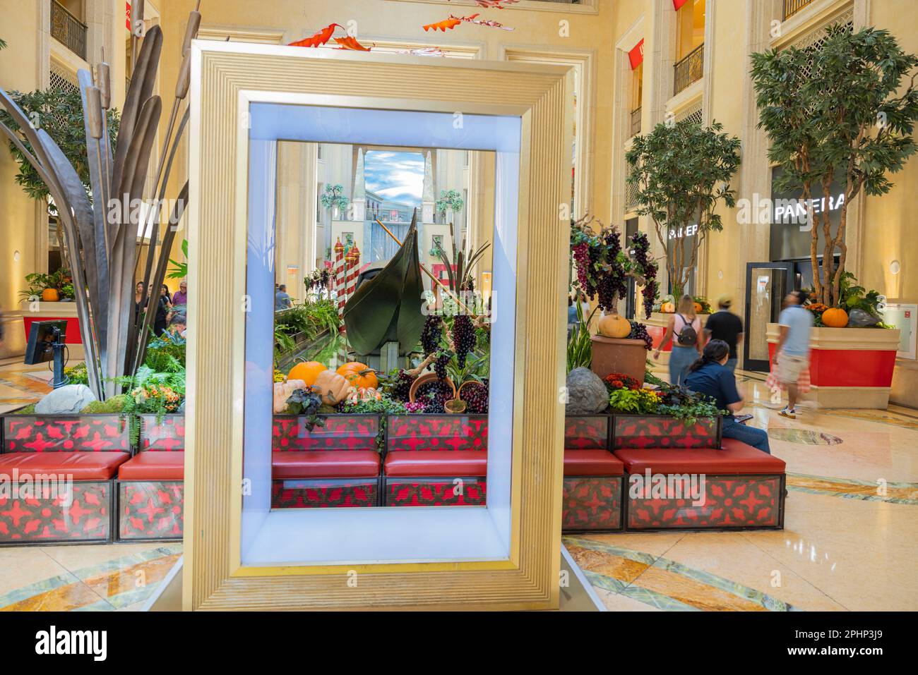Blick auf den großen Rahmen für die Erinnerungsfotos von Touristen im Venetian Hotel, Strip, Las Vegas, Nevada, USA. Stockfoto