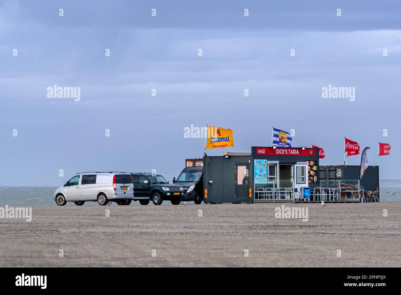 Dick's Taria Fast Food Restaurant an einem stürmischen Tag an der Nordseeküste im Brouwersdam, Ellemeet, Zeeland, Niederlande Stockfoto