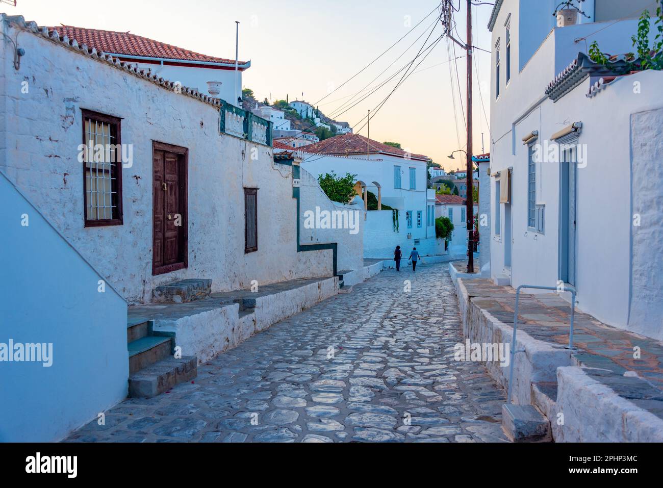 Sommertag auf einer Straße in der griechischen Stadt Hydra. Stockfoto