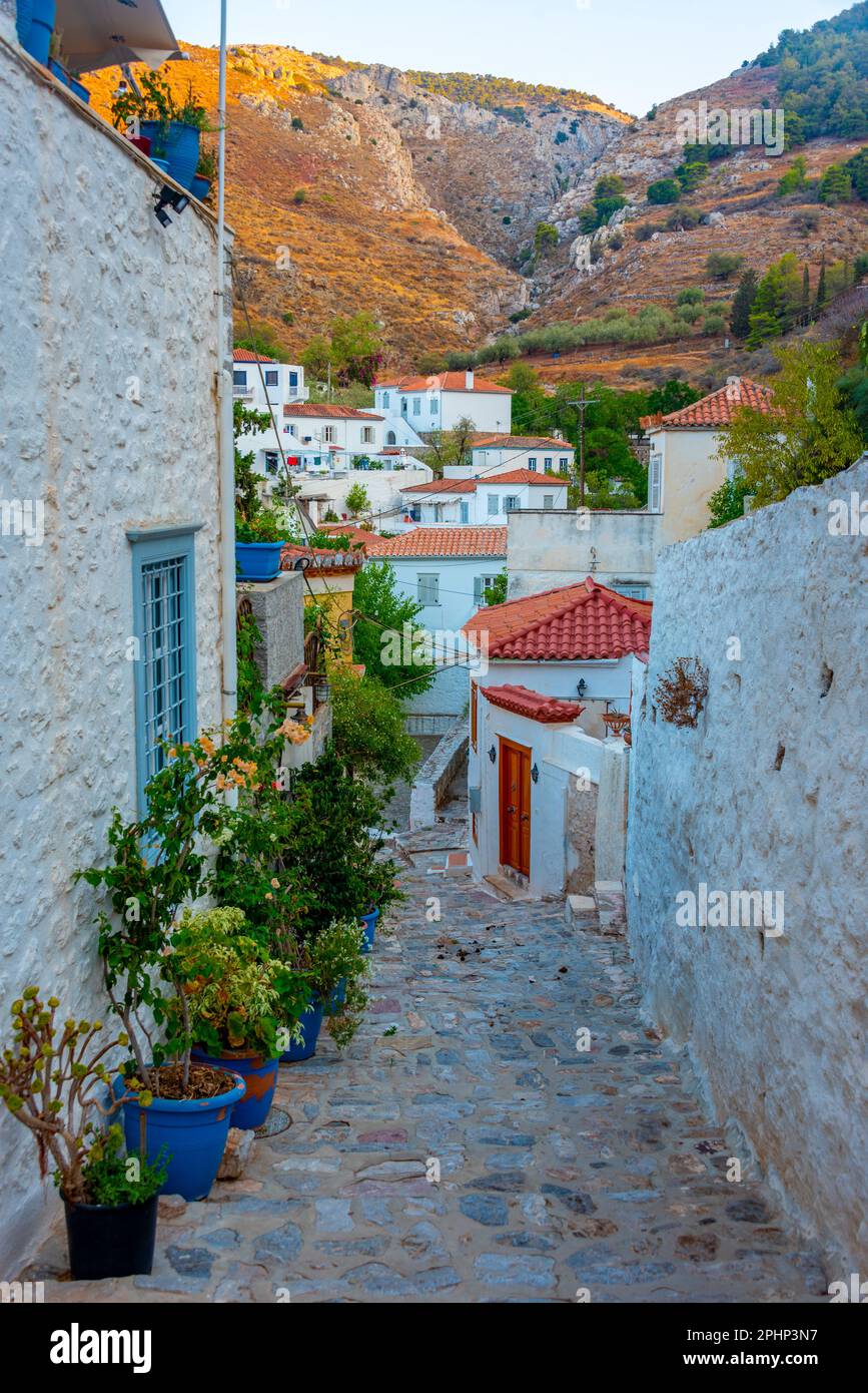 Sommertag auf einer Straße in der griechischen Stadt Hydra. Stockfoto