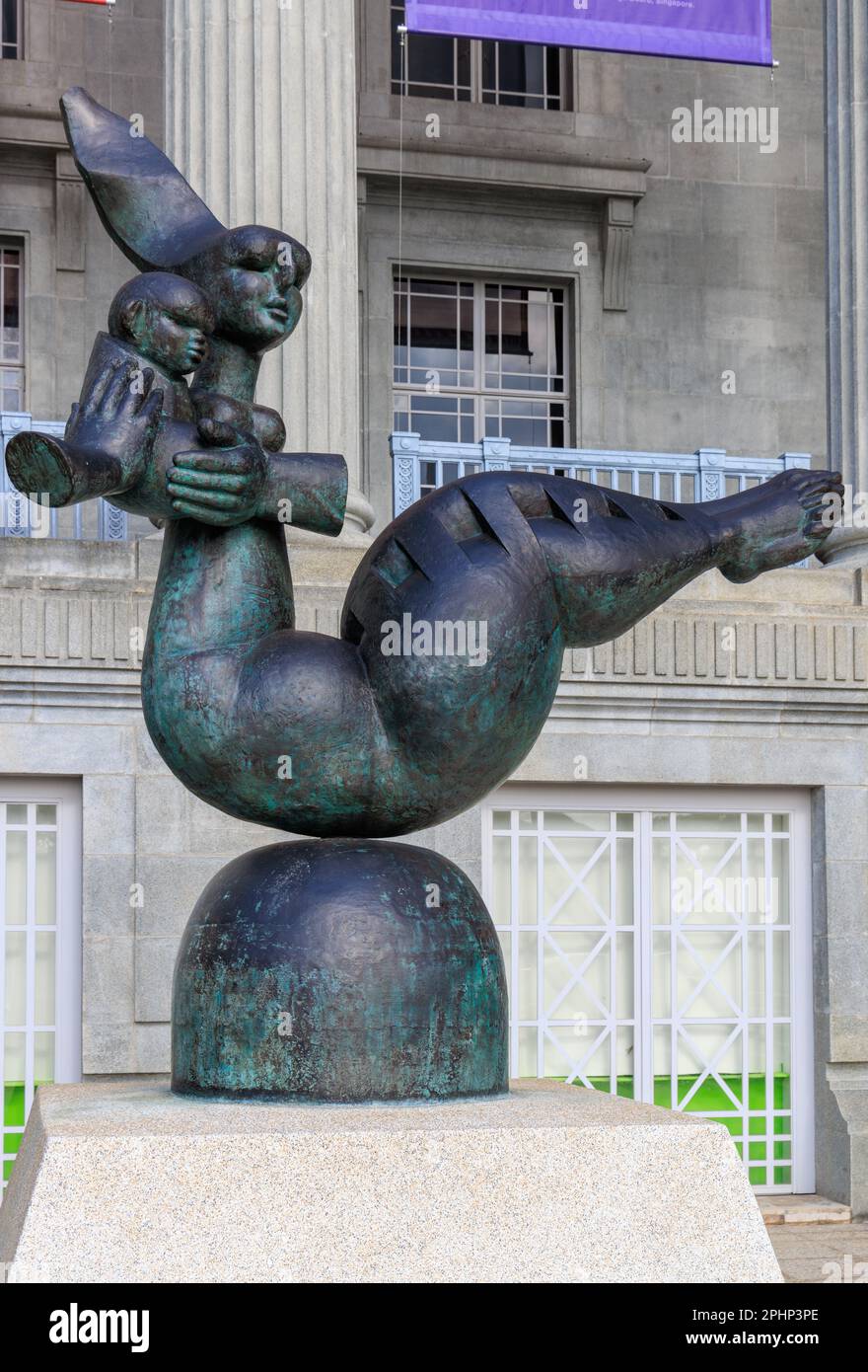 Statue „Mutter und Kind“ vor der Nationalgalerie Singapur Stockfoto