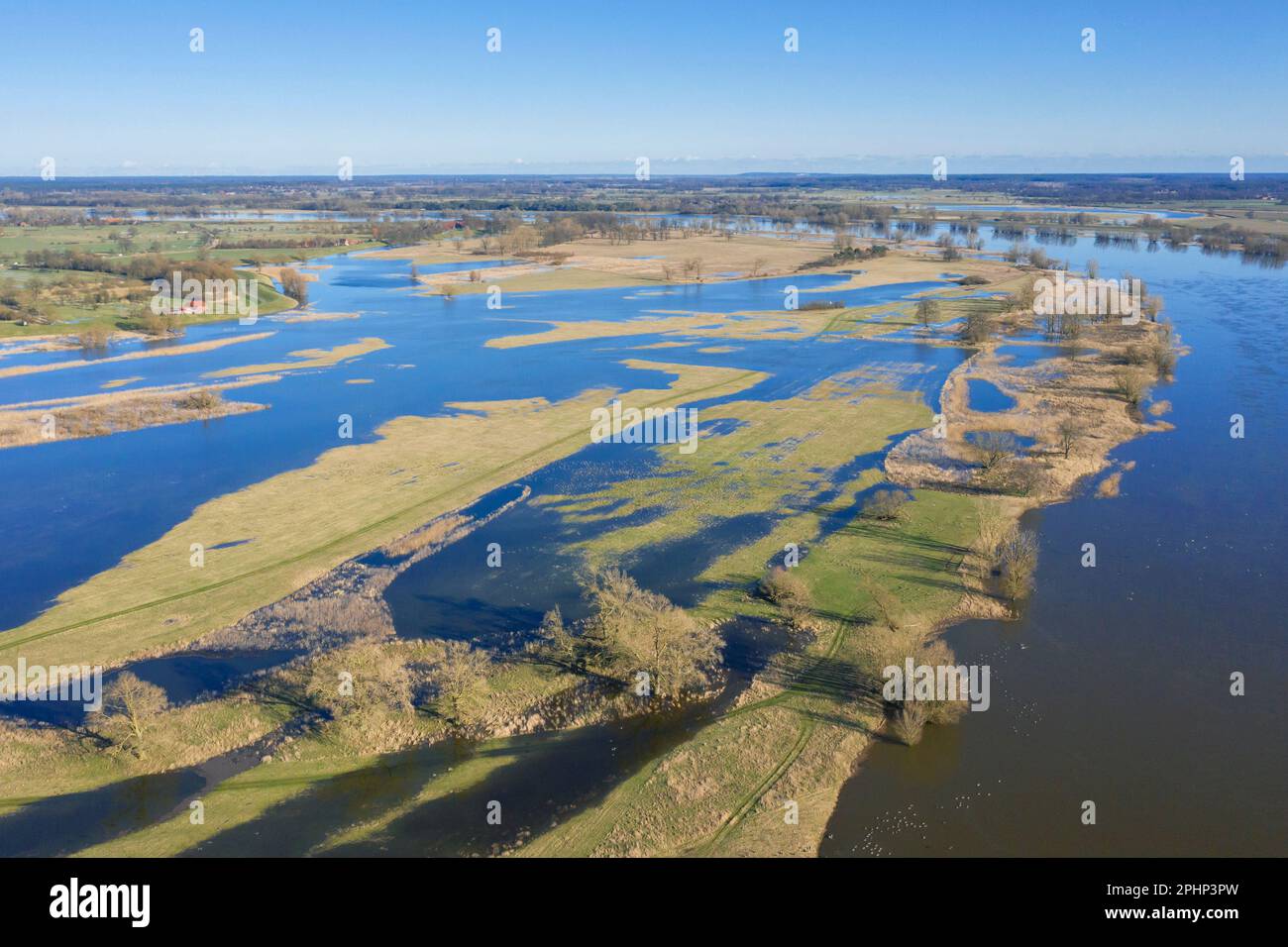 Luftaufnahme über die Elbe und überflutetes Niedersächsisches Elbtal Biosphärenreservat im Winter, Niedersachsen, Deutschland Stockfoto