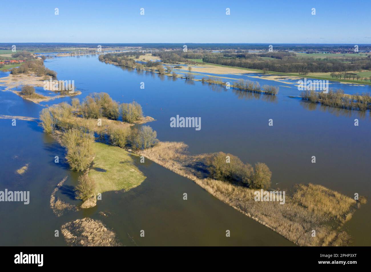 Luftaufnahme über die Elbe und überflutetes Niedersächsisches Elbtal Biosphärenreservat im Winter, Niedersachsen, Deutschland Stockfoto